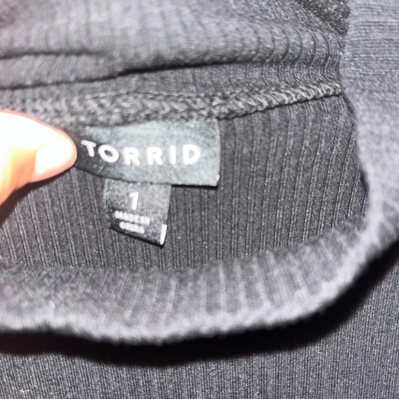 Torrid Black Sleeveless Mock Neck Ribbed Tank Top with Keyhole Cutout Size 1 - Picture 3 of 4